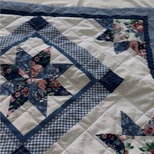 Pillow shams-Pr queen sized.31”x24”.Quilted star pattern.Smoke Free